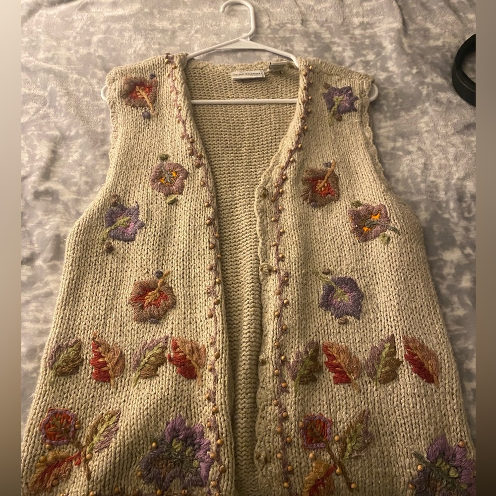 Dainty flower vest size L. never worn